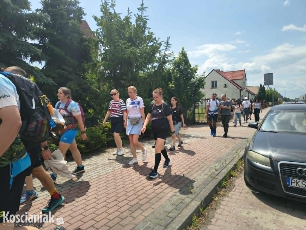 Wyruszyli w 24-godzinny marsz przeciw hejtowi