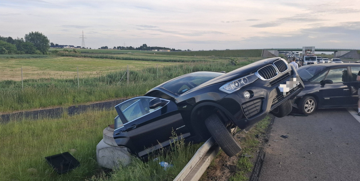 Auto zawisnęło na barierkach na S5