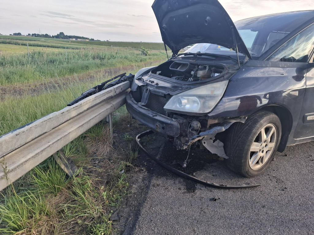Auto zawisnęło na barierkach na S5