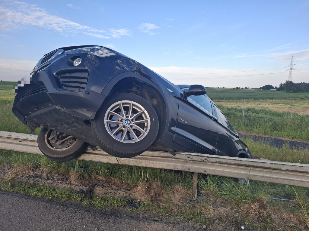 Auto zawisnęło na barierkach na S5