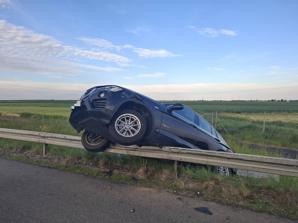 Auto zawisnęło na barierkach na S5