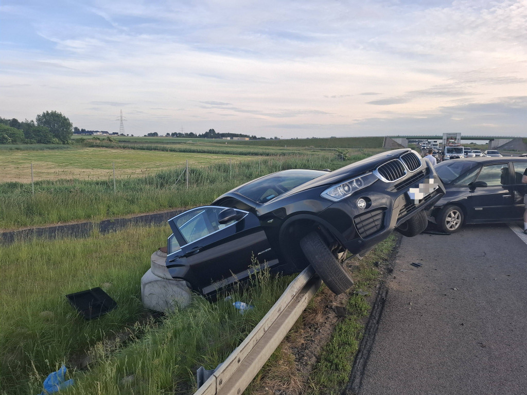 Auto zawisnęło na barierkach na S5
