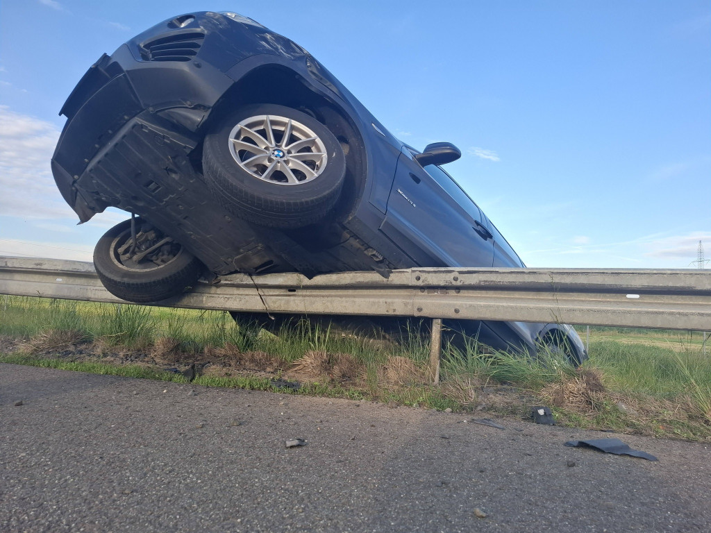 Auto zawisnęło na barierkach na S5