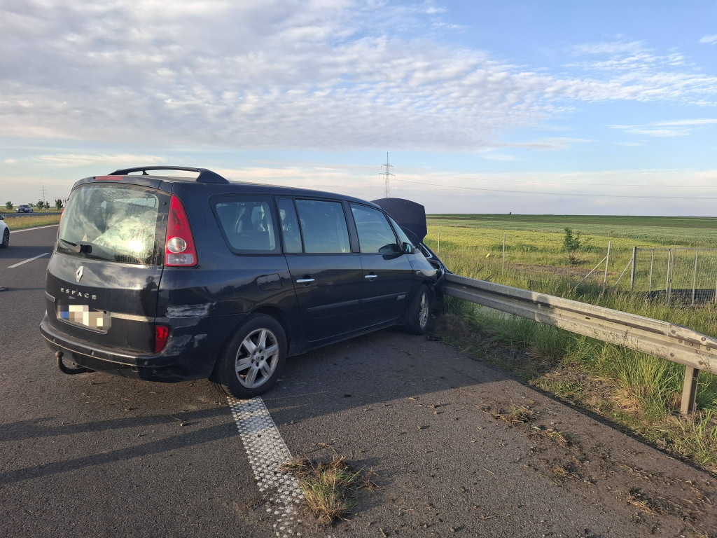 Auto zawisnęło na barierkach na S5