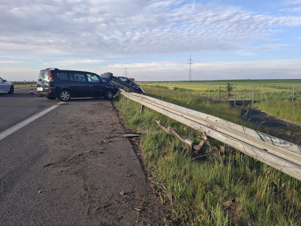 Auto zawisnęło na barierkach na S5