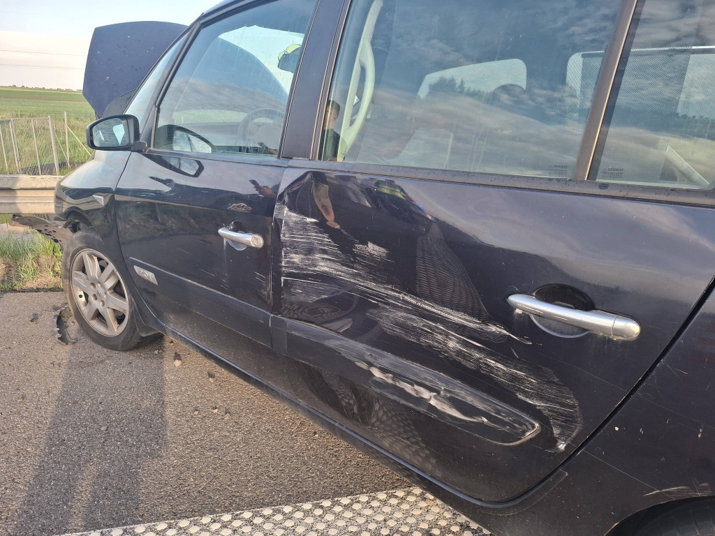 Auto zawisnęło na barierkach na S5
