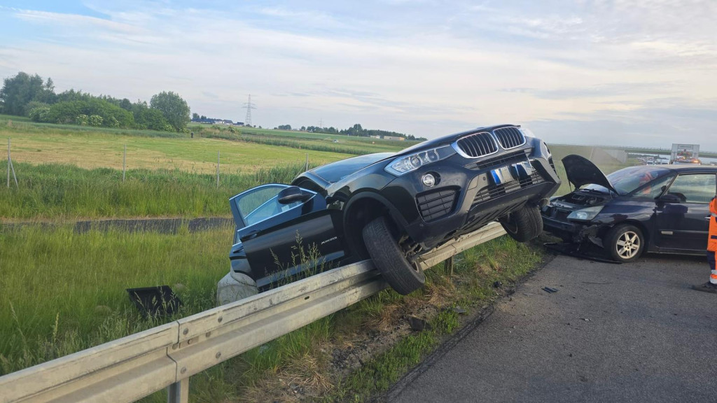 Auto zawisnęło na barierkach na S5