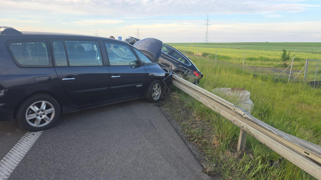 Auto zawisnęło na barierkach na S5
