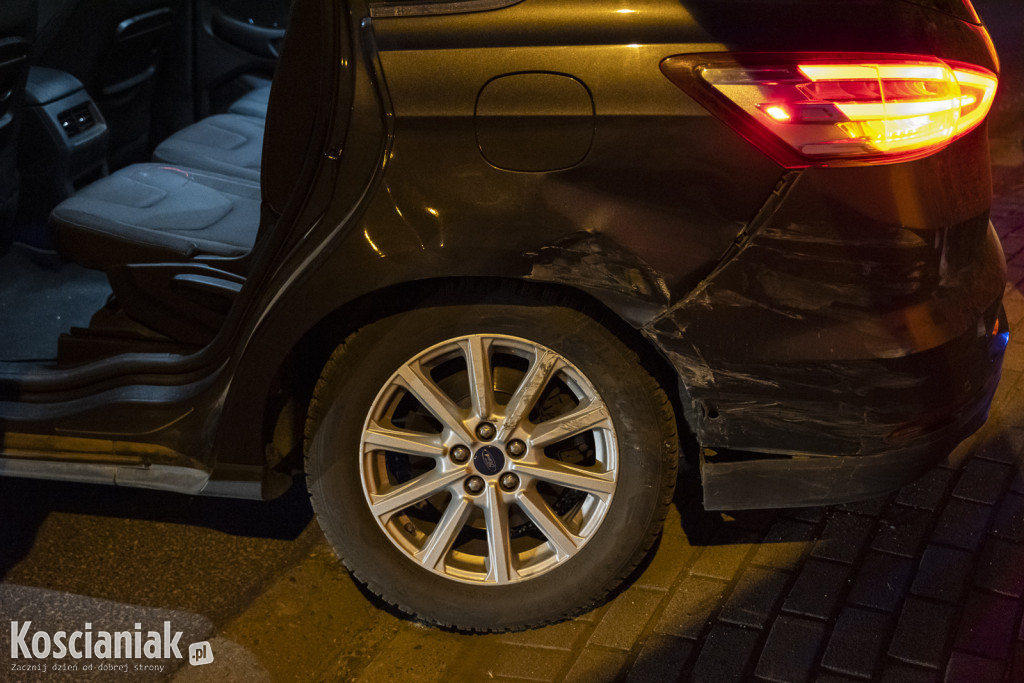 Zderzenie dwóch aut na światłach w Racocie