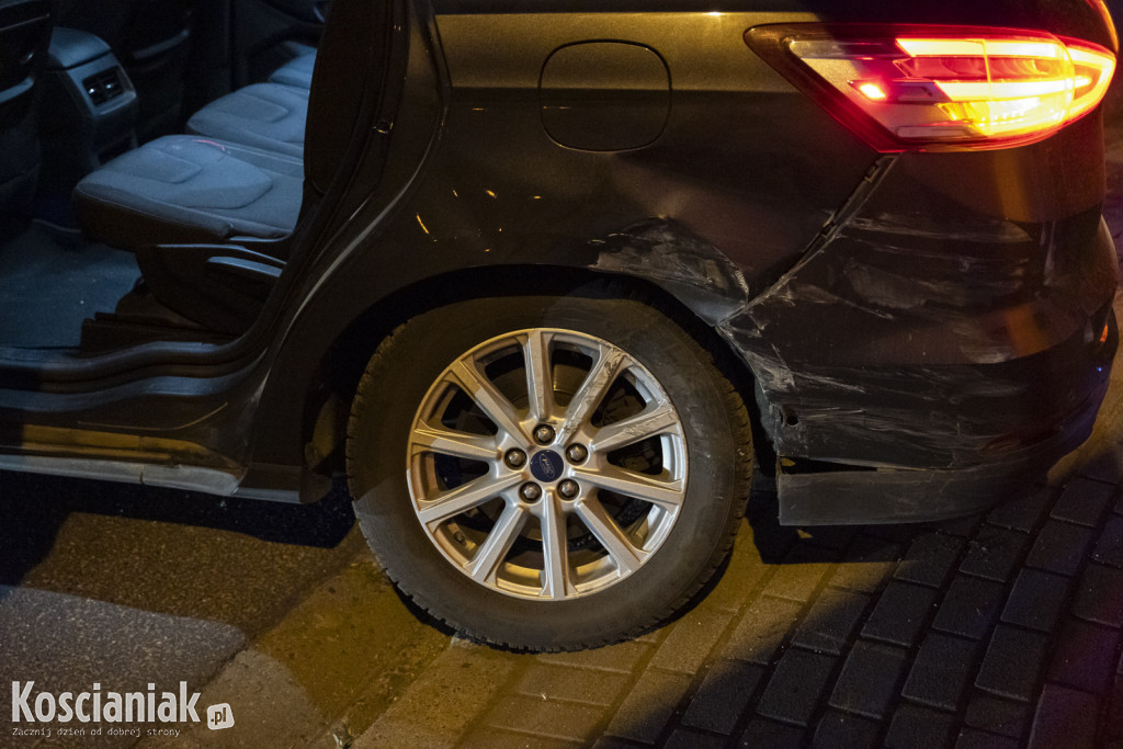 Zderzenie dwóch aut na światłach w Racocie