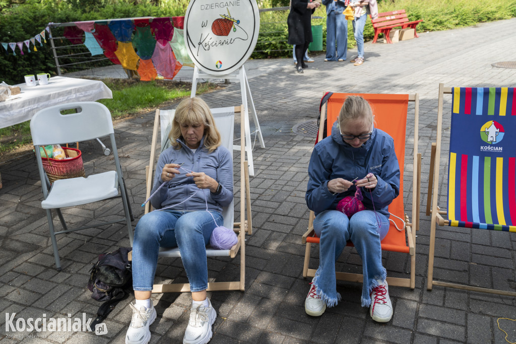 Dzierganie przed biblioteką w Kościanie