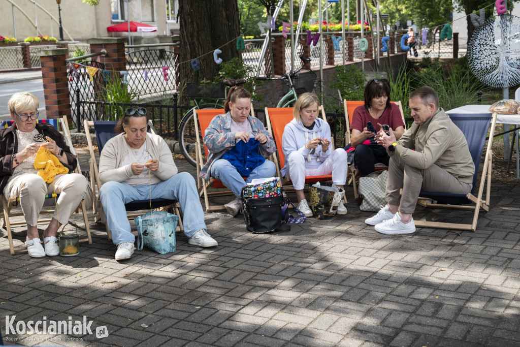 Dzierganie przed biblioteką w Kościanie