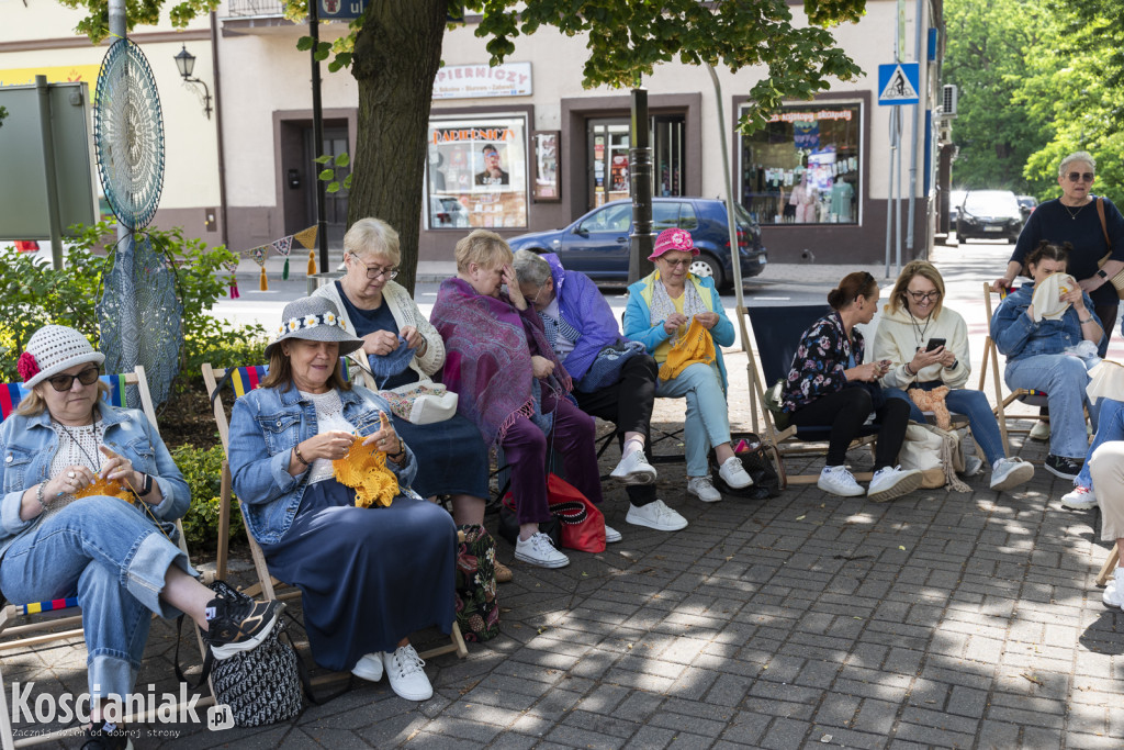 Dzierganie przed biblioteką w Kościanie