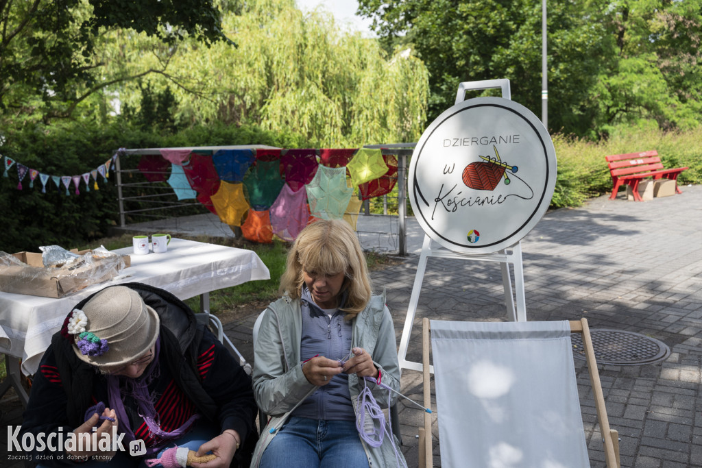 Dzierganie przed biblioteką w Kościanie