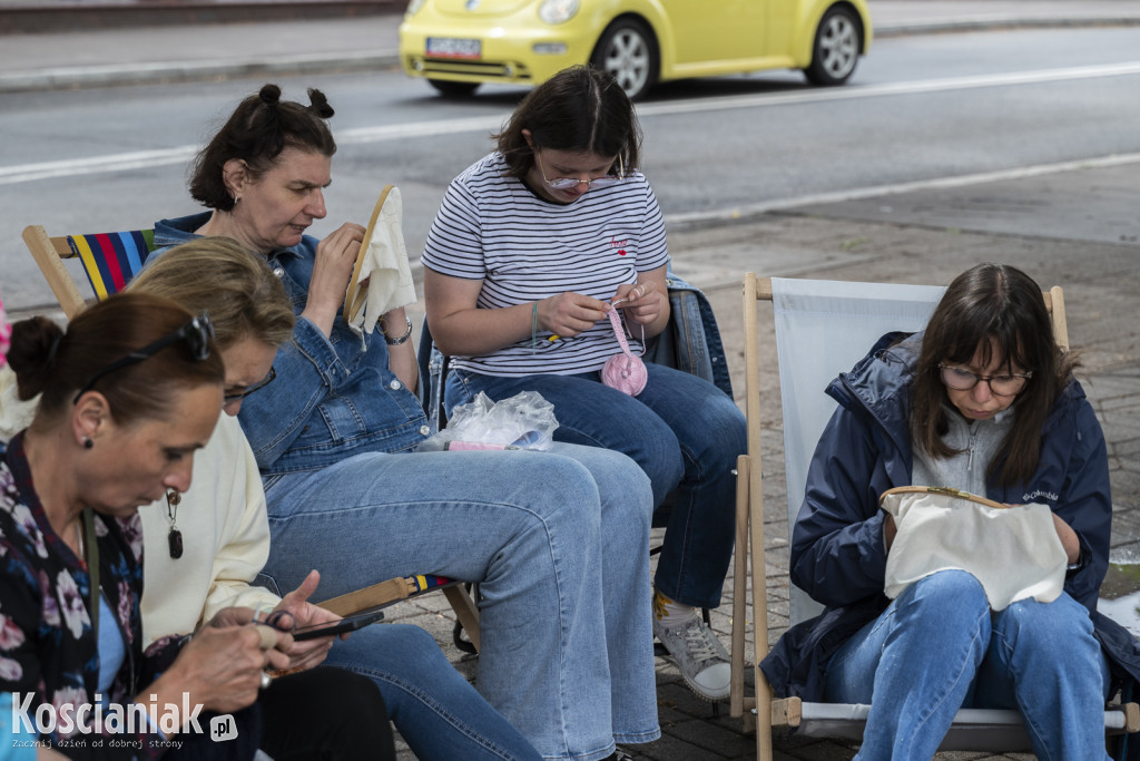 Dzierganie przed biblioteką w Kościanie