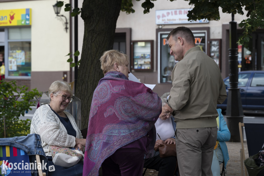 Dzierganie przed biblioteką w Kościanie
