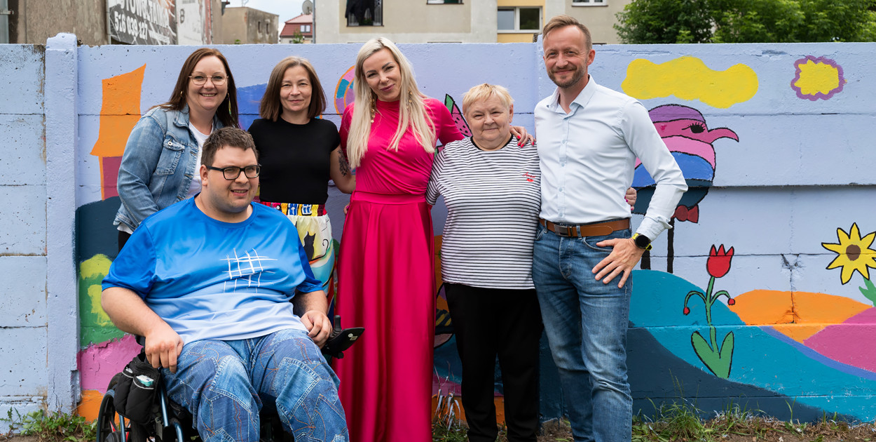 Mural integracyjny na płocie przy KOK-u