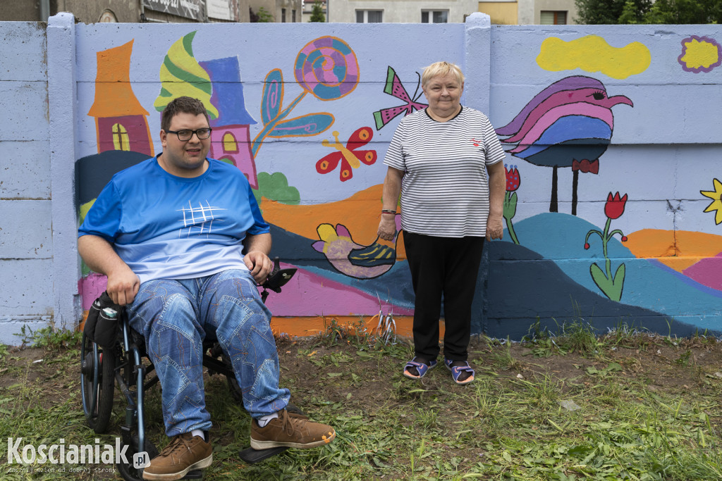 Mural integracyjny na płocie przy KOK-u