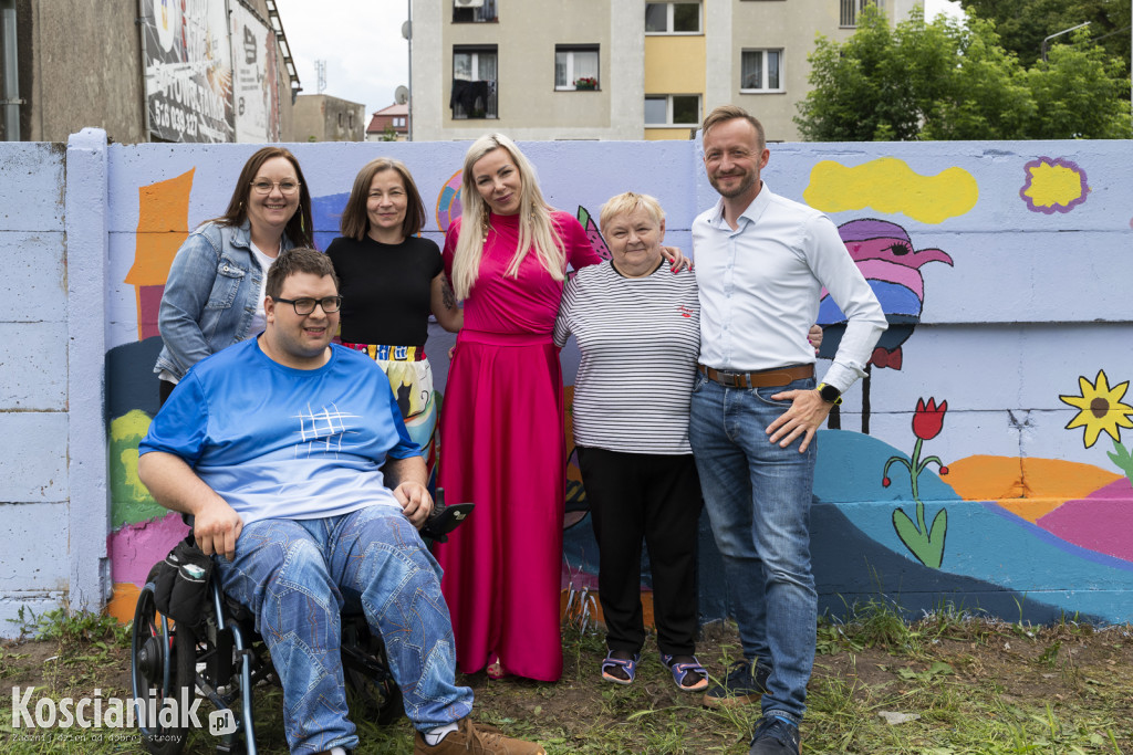 Mural integracyjny na płocie przy KOK-u