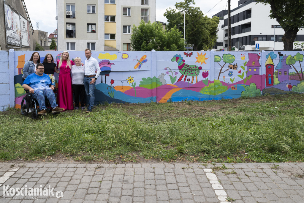 Mural integracyjny na płocie przy KOK-u
