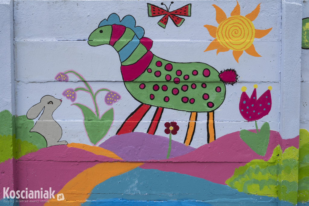 Mural integracyjny na płocie przy KOK-u