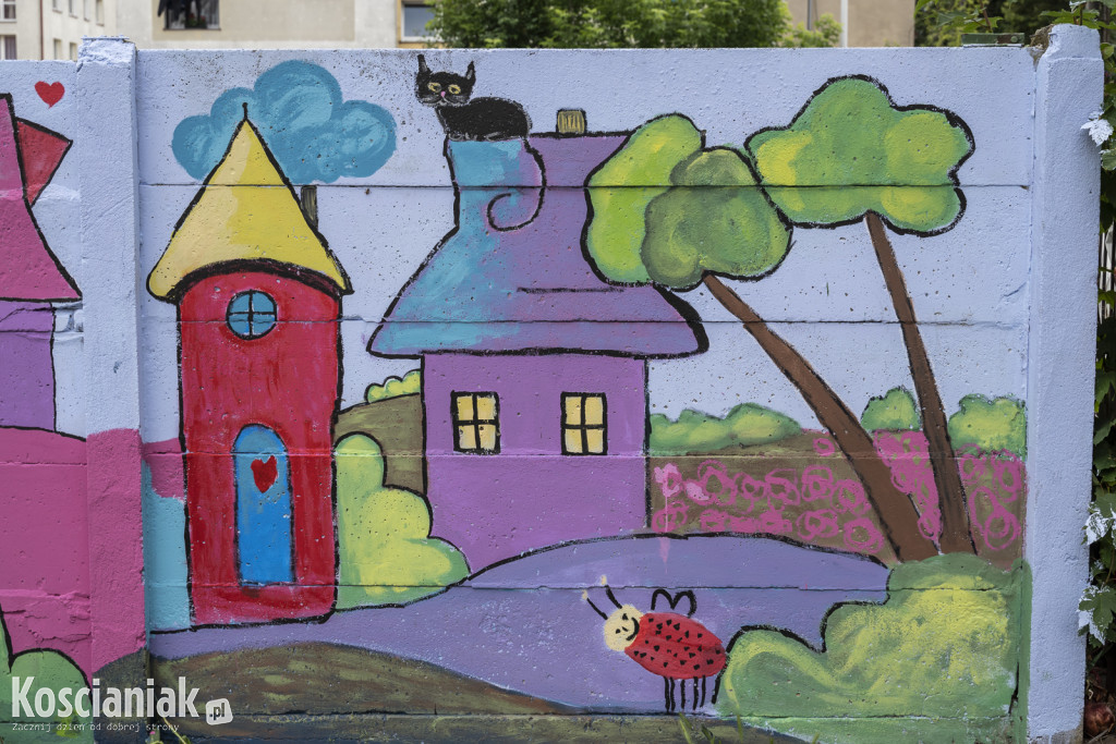 Mural integracyjny na płocie przy KOK-u