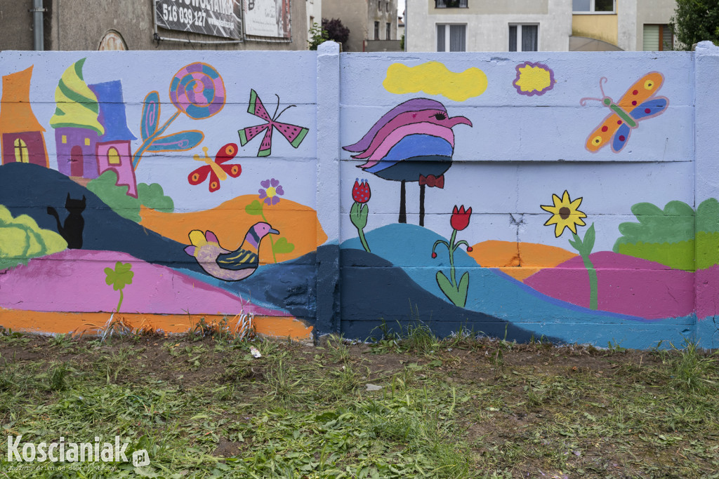 Mural integracyjny na płocie przy KOK-u
