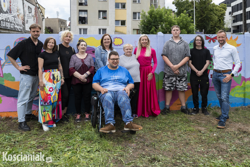 Mural integracyjny na płocie przy KOK-u