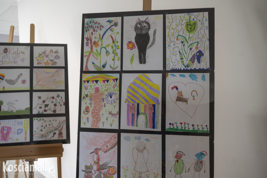Mural integracyjny na płocie przy KOK-u