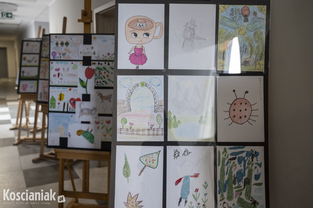 Mural integracyjny na płocie przy KOK-u