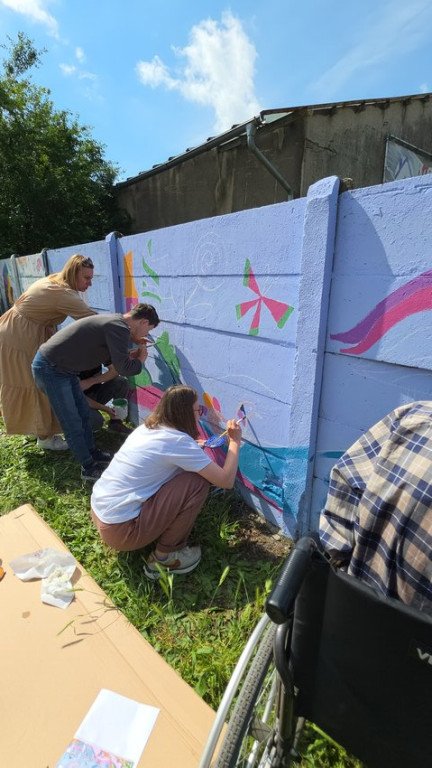 Mural integracyjny na płocie przy KOK-u