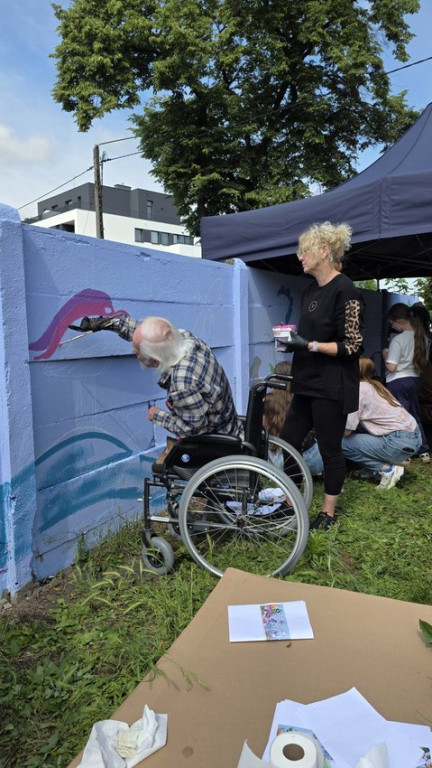 Mural integracyjny na płocie przy KOK-u