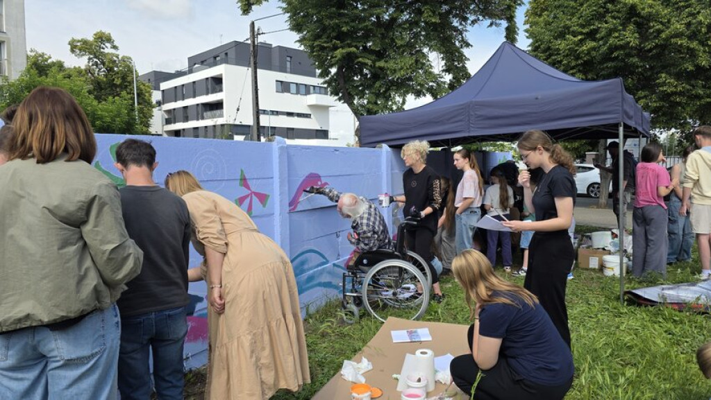 Mural integracyjny na płocie przy KOK-u