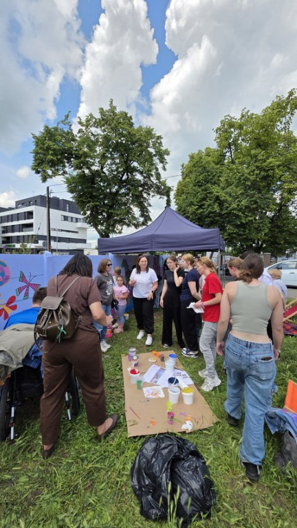 Mural integracyjny na płocie przy KOK-u