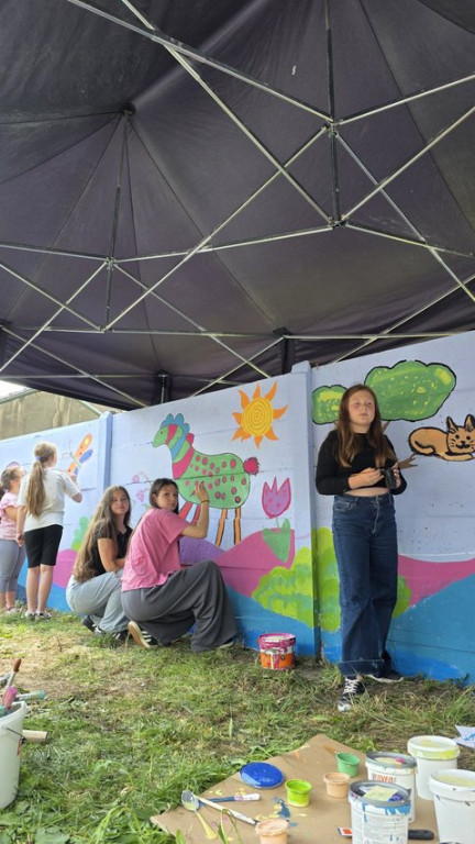 Mural integracyjny na płocie przy KOK-u