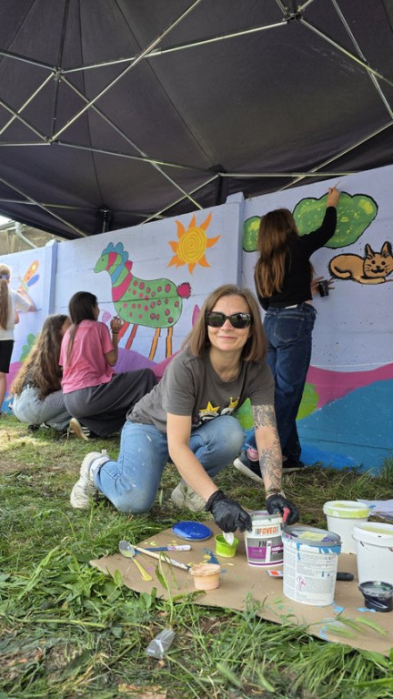 Mural integracyjny na płocie przy KOK-u