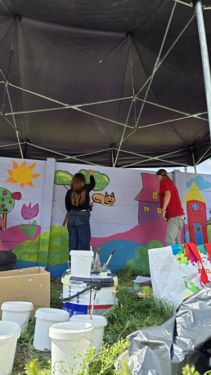 Mural integracyjny na płocie przy KOK-u