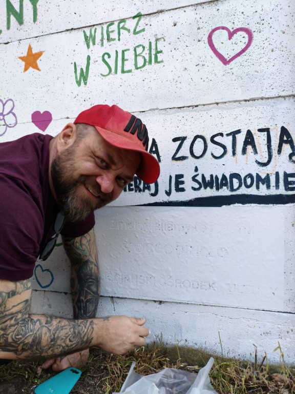 Mural integracyjny na płocie przy KOK-u