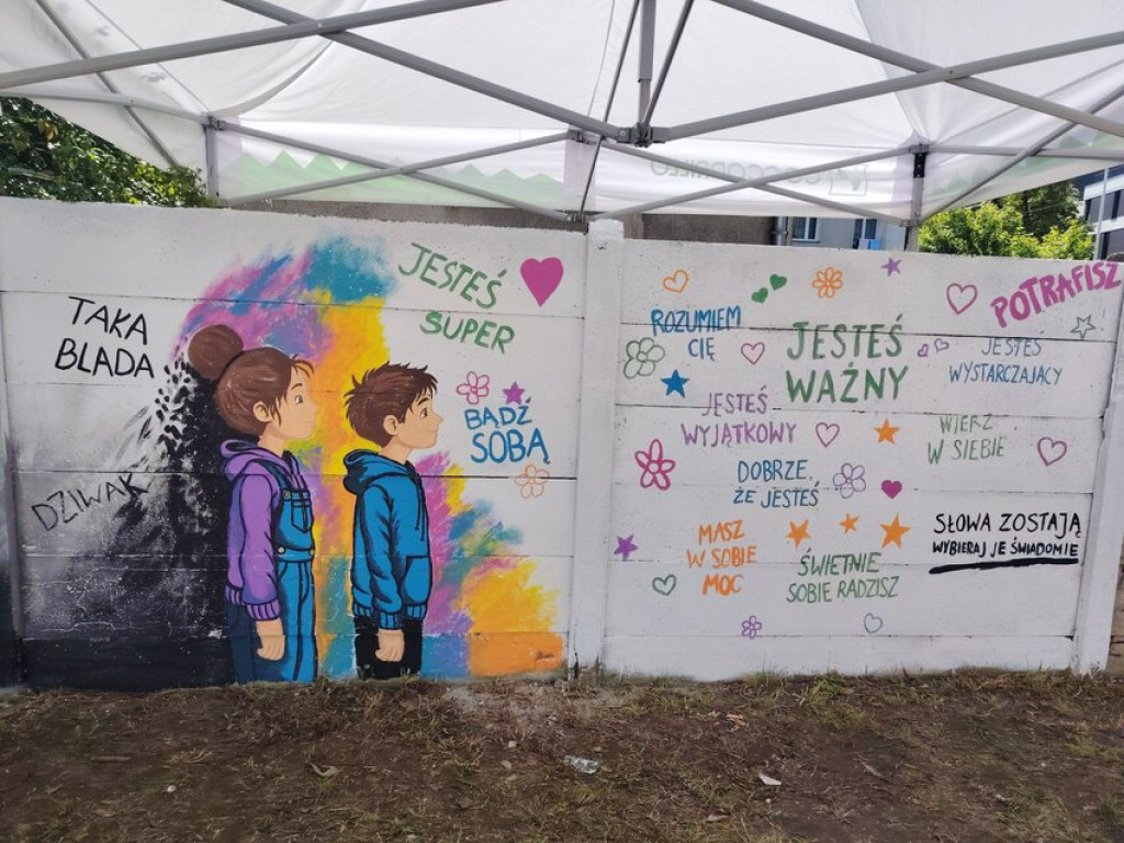 Mural integracyjny na płocie przy KOK-u