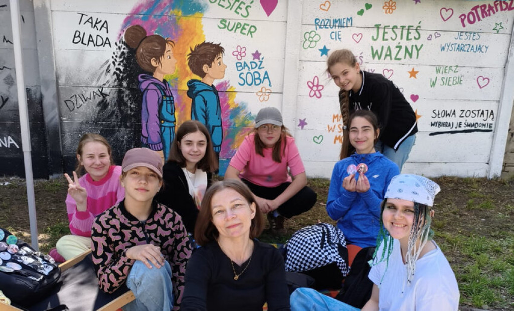 Mural integracyjny na płocie przy KOK-u