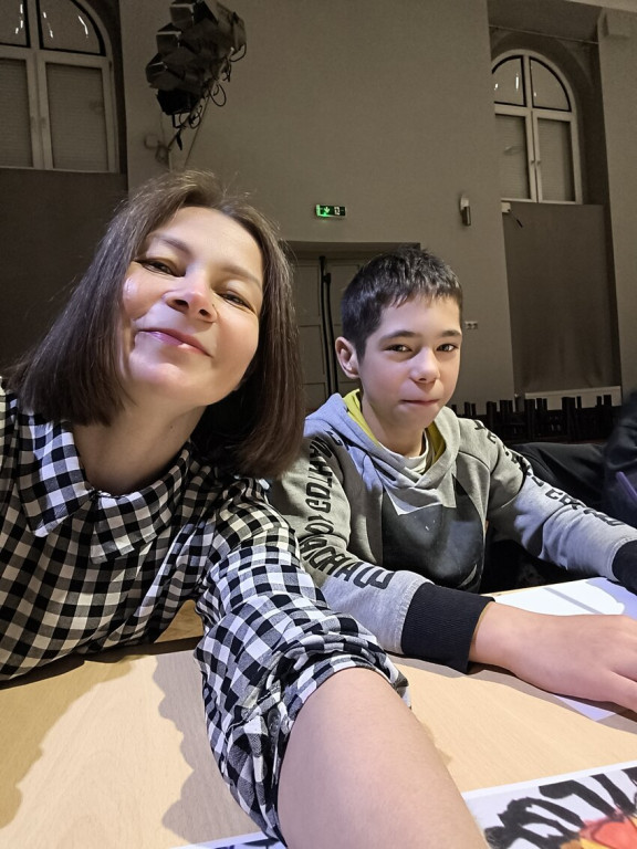 Mural integracyjny na płocie przy KOK-u