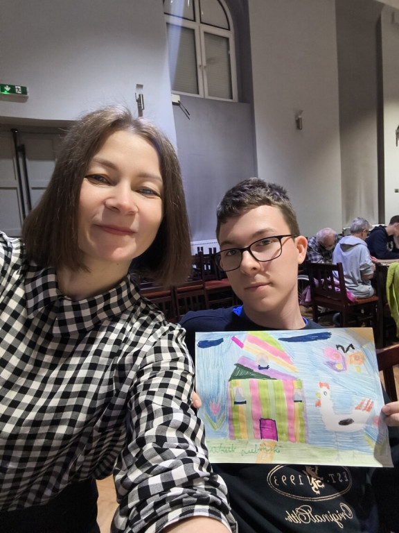 Mural integracyjny na płocie przy KOK-u
