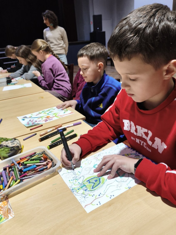 Mural integracyjny na płocie przy KOK-u
