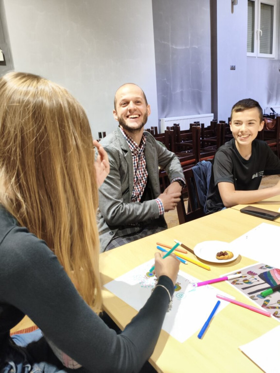 Mural integracyjny na płocie przy KOK-u