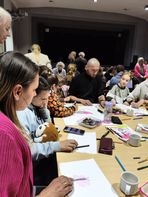 Mural integracyjny na płocie przy KOK-u