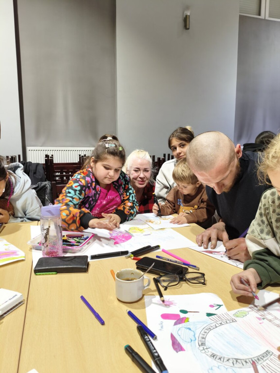 Mural integracyjny na płocie przy KOK-u
