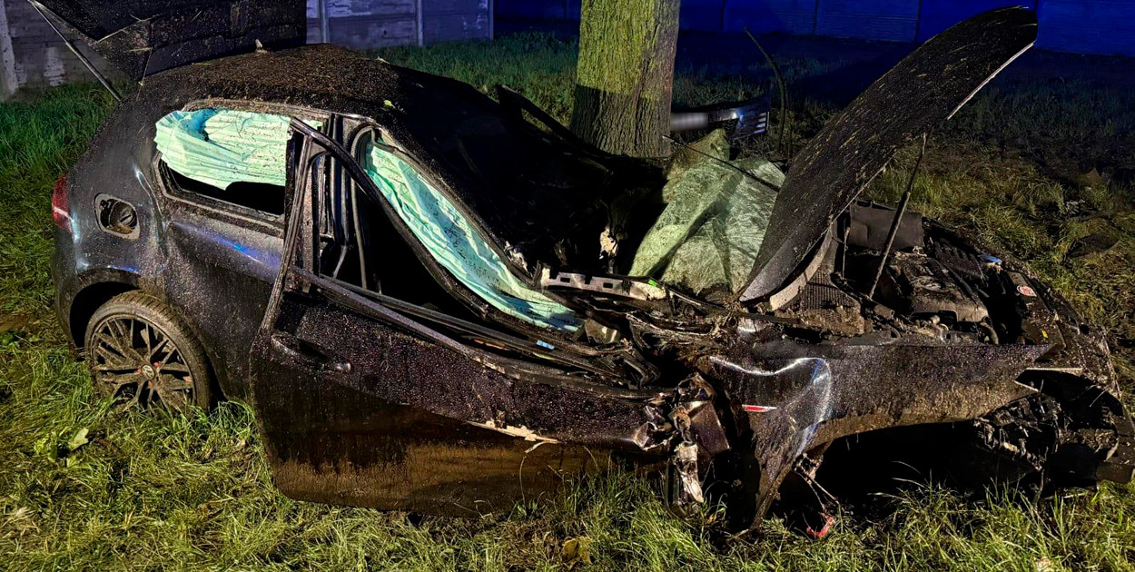 Wypadek za Jerką. Auto w rowie i rozbite o drzewo
