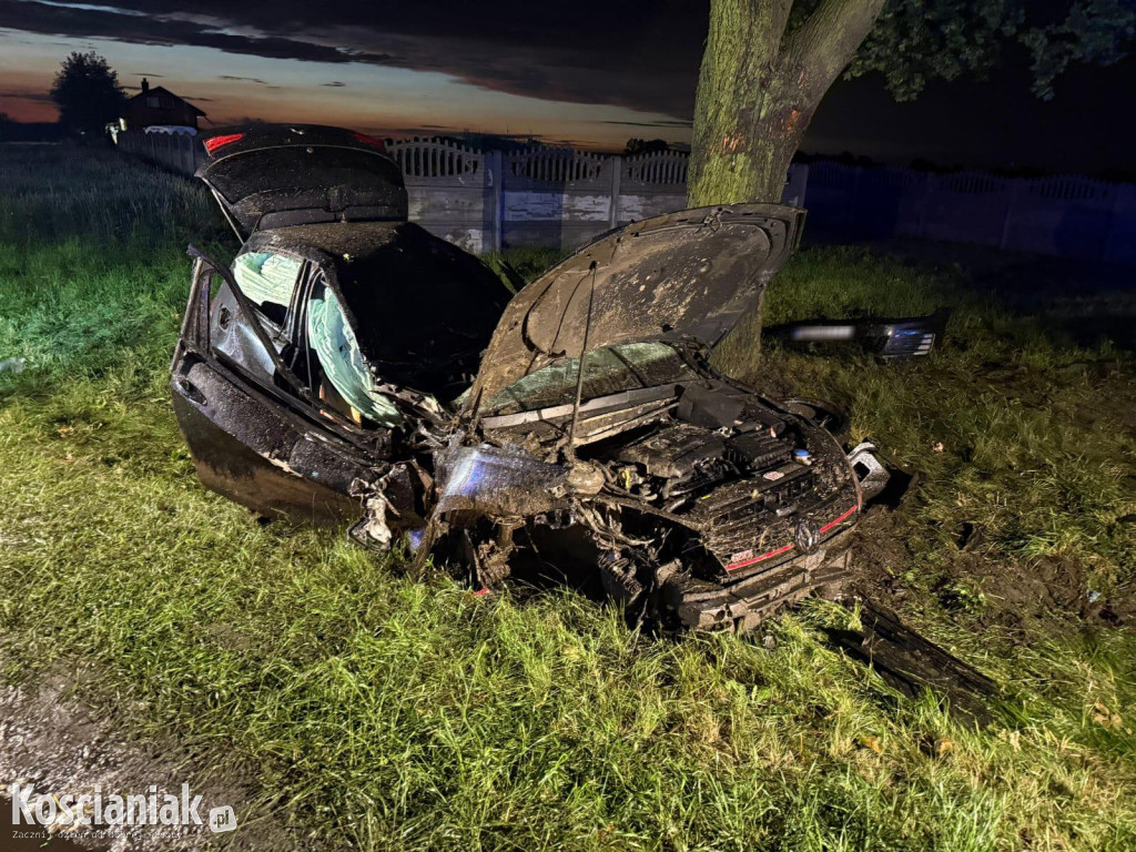 Wypadek za Jerką. Auto w rowie i rozbite o drzewo