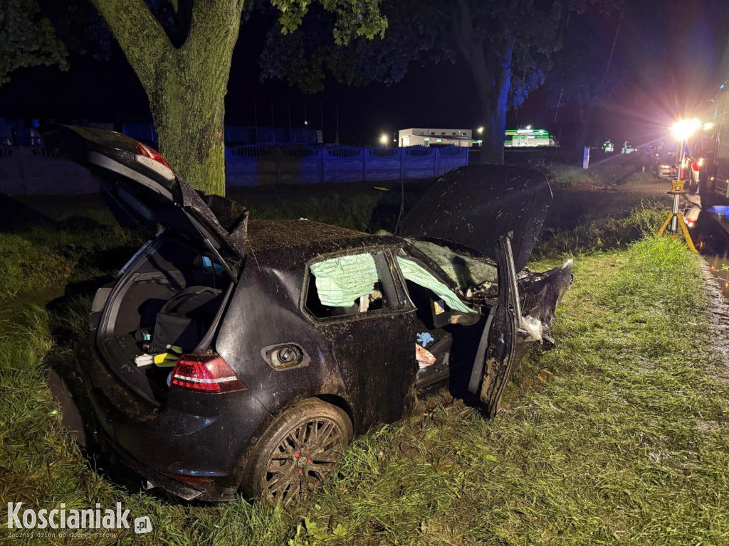 Wypadek za Jerką. Auto w rowie i rozbite o drzewo