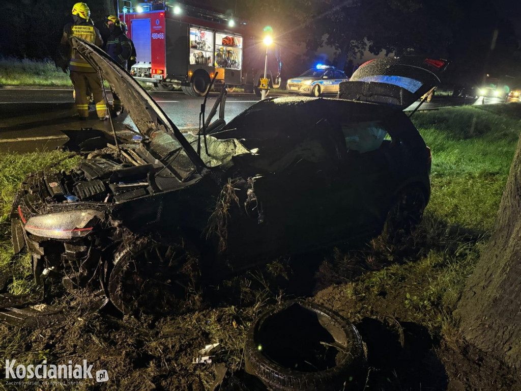 Wypadek za Jerką. Auto w rowie i rozbite o drzewo